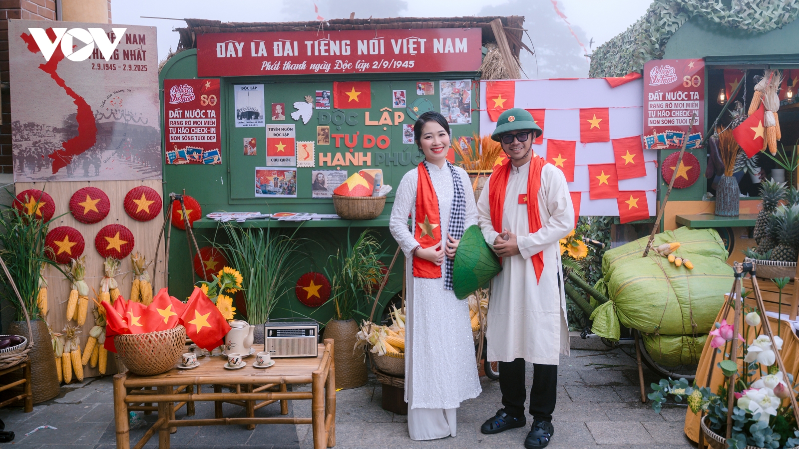 Du khách hào hứng tham dự triển lãm lịch sử và chợ lá kỷ lục tại núi Bà Đen